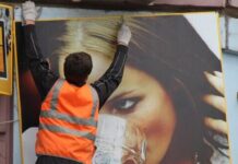 В Бишкеке убрали рекламные конструкции