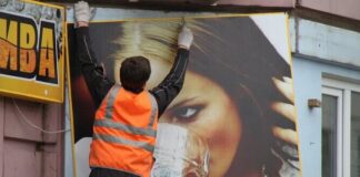 В Бишкеке убрали рекламные конструкции