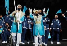 Знаменосцы казахстанской сборной на Паралимпийских играх в Токио появились в костюмах от отечественного бренда