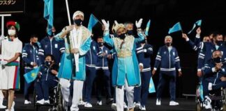 Знаменосцы казахстанской сборной на Паралимпийских играх в Токио появились в костюмах от отечественного бренда