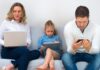 Цифровое воспитание: родители сидят в смартфонах дольше детей