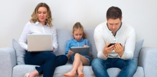 Цифровое воспитание: родители сидят в смартфонах дольше детей