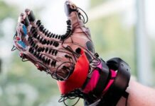 Meta показала прототип VR-перчатки