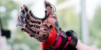 Meta показала прототип VR-перчатки