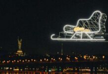 По небу над Киевом пронеслись новогодние сани