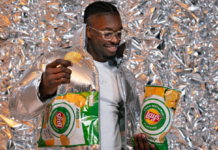 Lay’s создал «хрустящую куртку» из переработанных пачек чипсов