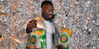 Lay’s создал «хрустящую куртку» из переработанных пачек чипсов