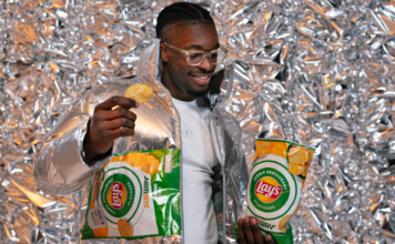 Lay’s создал «хрустящую куртку» из переработанных пачек чипсов
