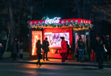 Coca – Cola в преддверии новогодних праздников украсила остановочные комплексы