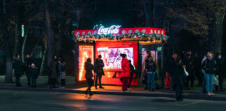 Coca – Cola в преддверии новогодних праздников украсила остановочные комплексы