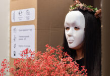 Avon провела перфоманс-выставку «Женщина не атрибут мебели»