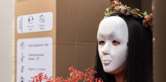 Avon провела перфоманс-выставку «Женщина не атрибут мебели»