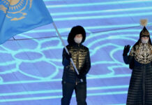 Костюмы казахстанских знаменосцев снова удивили мир