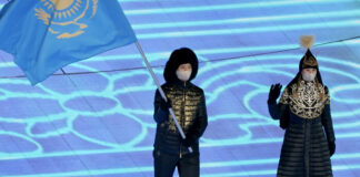 Костюмы казахстанских знаменосцев снова удивили мир