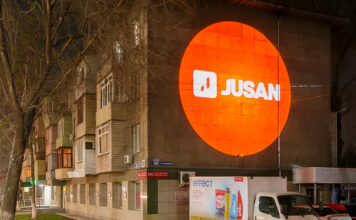 Кейс от Jusan и Light ADV: проекционная реклама, которая не портит фасад зданий и полностью экологична