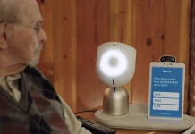 В США запустили кампанию против социальной изоляции пожилых людей, подарив им роботов-компаньонов