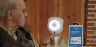 В США запустили кампанию против социальной изоляции пожилых людей, подарив им роботов-компаньонов