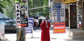 В Кыргызстане предлагают запретить рекламу с указанием цены в долларах