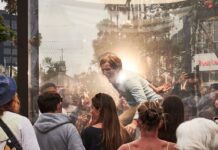 Netflix запустил зрелищное шоу с превращением человека в зомби на улицах США для рекламы нового сериала