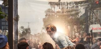 Netflix запустил зрелищное шоу с превращением человека в зомби на улицах США для рекламы нового сериала