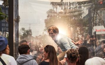 Netflix запустил зрелищное шоу с превращением человека в зомби на улицах США для рекламы нового сериала