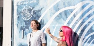 В Лондоне установили необычную рекламу с охлаждающим эффектом