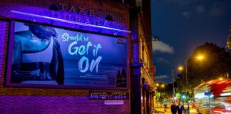 В Лондоне установили инновационной билборд, показывающий опасность солнечного загара