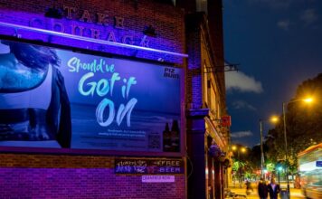 В Лондоне установили инновационной билборд, показывающий опасность солнечного загара