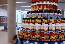 Lego отметил 90-летие фирменным тортом