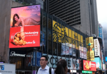 На Таймс-сквер появился необычный креатив от Jollibee