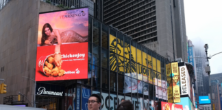 На Таймс-сквер появился необычный креатив от Jollibee