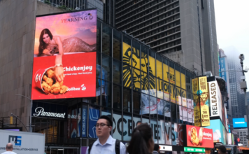 На Таймс-сквер появился необычный креатив от Jollibee