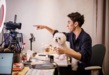 Блогерам и звездам в Китае запретили рекламировать расточительство