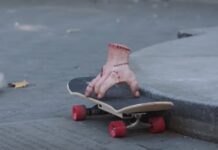 Вещь из сериала «Wednesday» прогулялась по Нью-Йорку