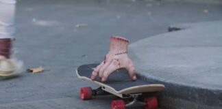 Вещь из сериала «Wednesday» прогулялась по Нью-Йорку