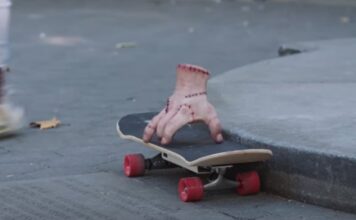 Вещь из сериала «Wednesday» прогулялась по Нью-Йорку