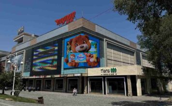 Кейс Mondelēz в Казахстане: мишка Барни общается с прохожими в Алматы