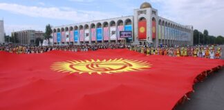 Спикер кыргызского парламента предлагает изменить флаг страны