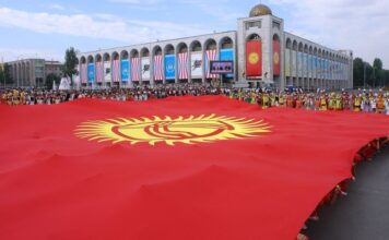 Спикер кыргызского парламента предлагает изменить флаг страны