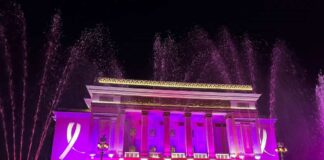 Оперный театр в Алматы украсили розовой подсветкой в рамках кампании по борьбе с раком груди