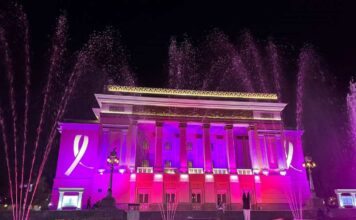 Оперный театр в Алматы украсили розовой подсветкой в рамках кампании по борьбе с раком груди