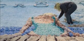 Netflix в рамках промоушна “Короны”создал инсталляцию из 30 000 живых цветов