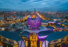 Музей энергии будущего окрасился в фиолетовый в поддержку недоношенных детей