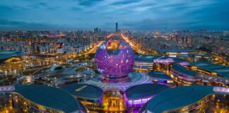 Музей энергии будущего окрасился в фиолетовый в поддержку недоношенных детей