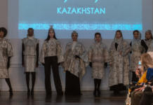 Казахские чапаны покорили подиум в Париже
