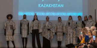 Казахские чапаны покорили подиум в Париже