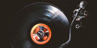 Спрос на виниловые пластинки достиг пика с 1990 года