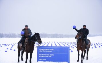 В Казахстане высадили поле из 1000 футбольных мячей