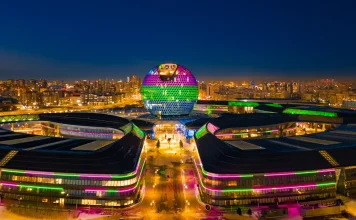 Здание ЭКСПО в Астане окрасилось в яркие цвета к Всемирному дню редких заболеваний