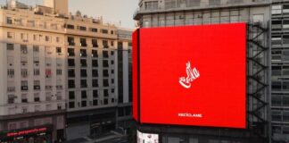 Coca-Cola «смяла» свой логотип, чтобы стимулировать переработку отходов